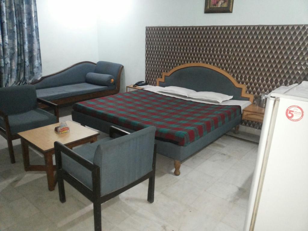 Hotel Saurab Dehradun Eksteriør billede